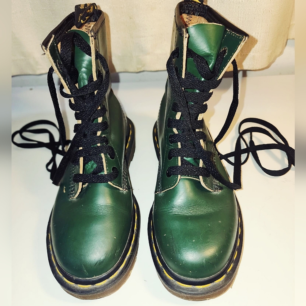 Vintage MADE IN ENGLAND OG PRE 1995 Dr. Marten's 1460 Hunter Green Combat Boots